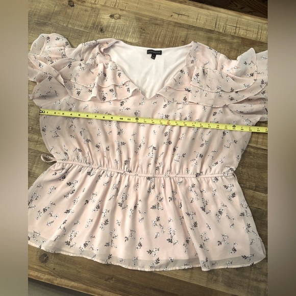 Lane Bryant Ruffled V-Neck Top. Women’s Sz-22 3X Pink Floral. EUC Flattering. - Picture 10 of 10